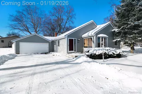 3783 Maiden St, Waterford, MI 48329