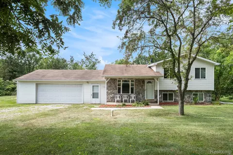 1490 Gage Rd, Holly, MI 48442