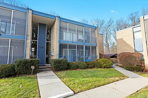 16539 Middlebelt Rd #2, Livonia, MI 48154
