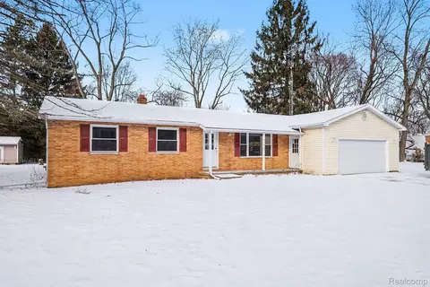 5396 Oaktree Dr, Flint, MI 48532
