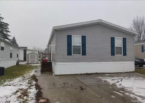 15990 Villaire Ave, Clinton Township, MI 48038