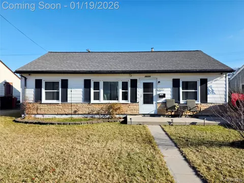 26220 Grandmont St, Roseville, MI 48066