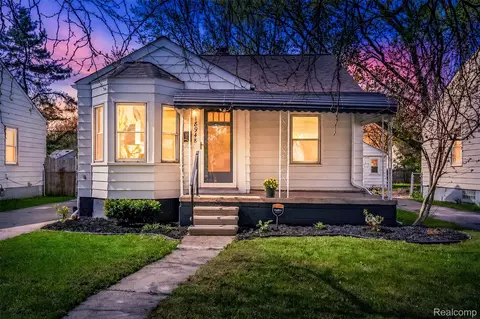 18948 Kenosha St, Harper Woods, MI 48225