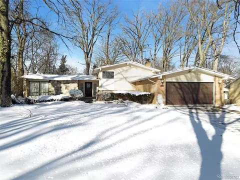 2075 Derby Rd, Troy, MI 48084