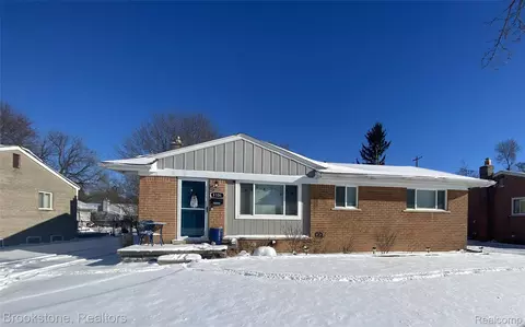 1106 Marion Dr, Holly, MI 48442