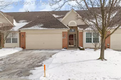 5481 Greenway Dr #79, Trenton, MI 48183