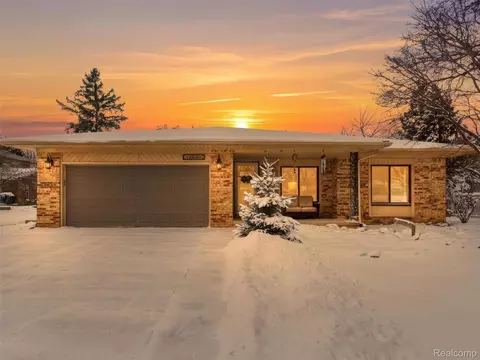 15850 Valerie Dr, Macomb, MI 48044