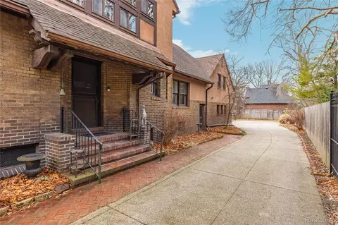 2475 Iroquois St, Detroit, MI 48214