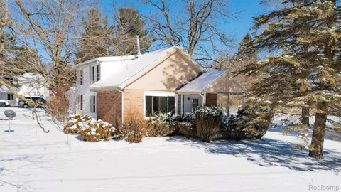 703 E Columbia St, Mason, MI 48854