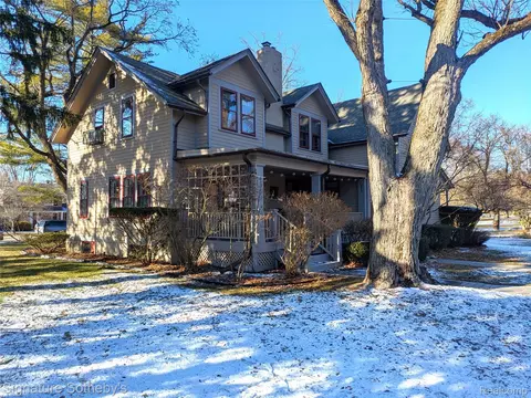 19470 Beverly Rd, Beverly Hills, MI 48025