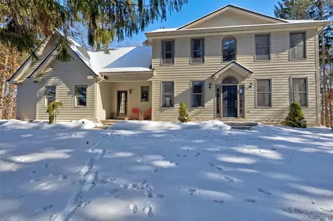9619 Tree Top Ct, Pinckney, MI 48169