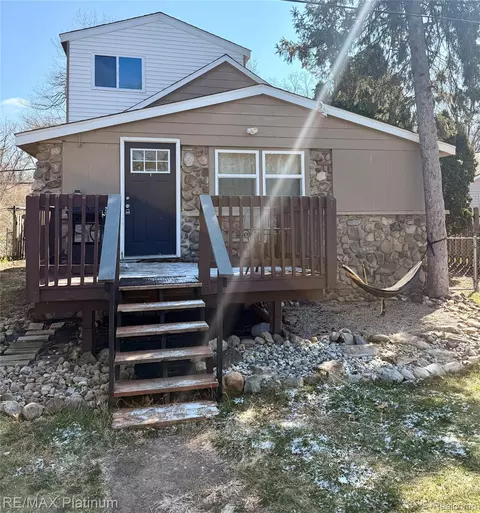 3426 Maple Rdg, Highland, MI 48356