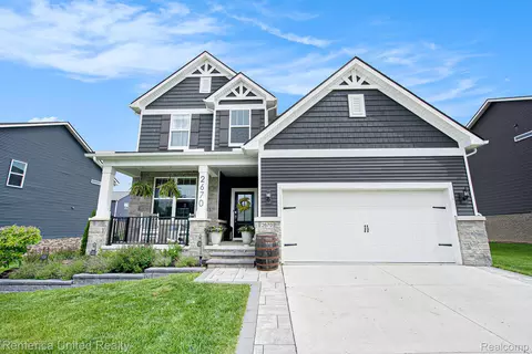 2670 Ironton Dr, Commerce, MI 48382