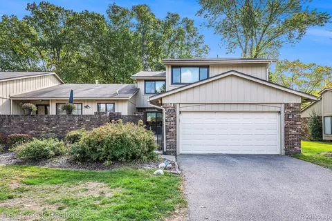 4371 Foxpointe Dr, West Bloomfield, MI 48323