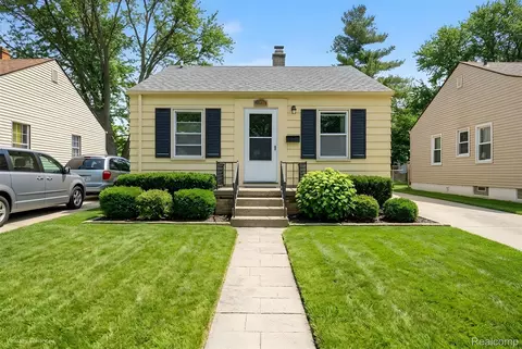 18981 Kenosha St, Harper Woods, MI 48225