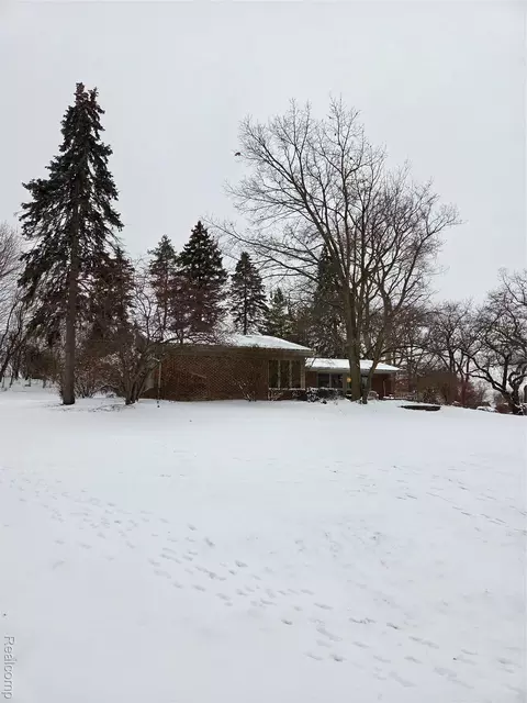 2745 Ayrshire Dr, Bloomfield Hills, MI 48302