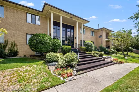 31915 W 14 Mile Rd #247DOOR B, Farmington Hills, MI 48334