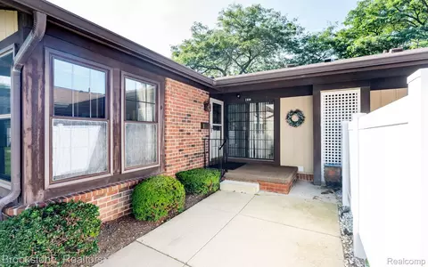 2808 Roundtree Dr, Troy, MI 48083