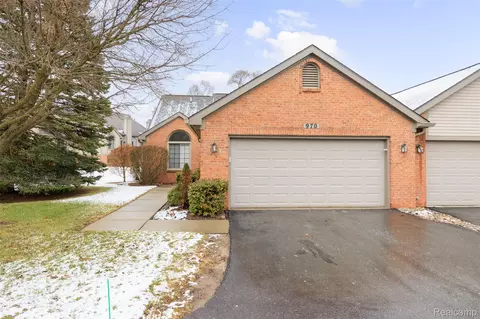 970 Ridge Ct, Brighton, MI 48116