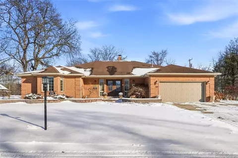 230 Hampshire Ct, Dearborn, MI 48124