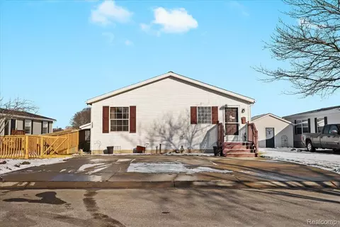4482 Wynnwood Dr, Howell, MI 48843