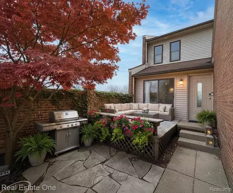 410 Willow Grove Ln, Rochester Hills, MI 48307