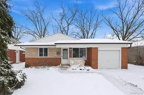 14241 Nadine St, Oak Park, MI 48237