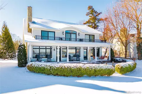 19495 Lighthouse Pt, Grosse Ile, MI 48138