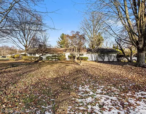 7251 Cottonwood Knl, West Bloomfield, MI 48322