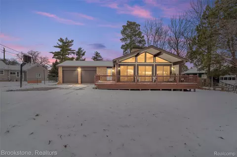 1630 Orchid St, Waterford, MI 48328