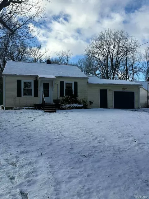 3307 S Kearsley Blvd, Flint, MI 48506