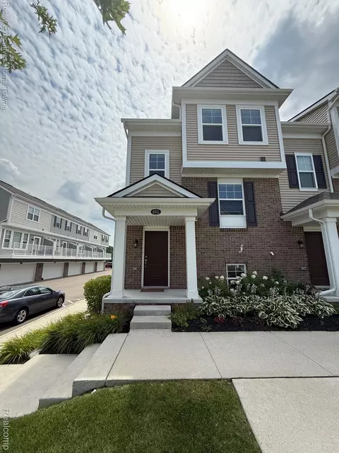 4931 Treeside Ln, Troy, MI 48098
