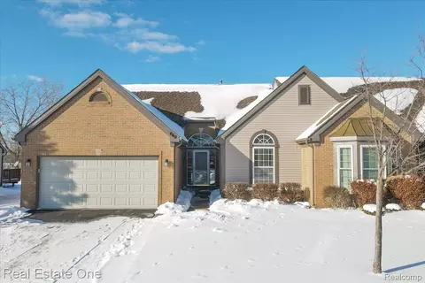 460 Golf Villa Dr #9, Oxford, MI 48371