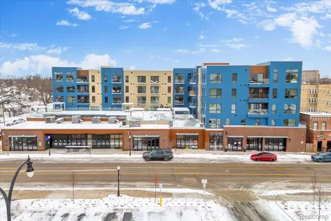 166 Oak St #PH5, Wyandotte, MI 48192