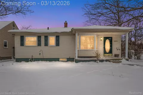 2204 Roslyn Rd, Grosse Pointe Woods, MI 48236