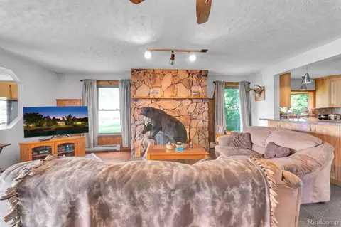 Living - 429 Edgewater, Algonac, MI 48001 photo 2 of 2
