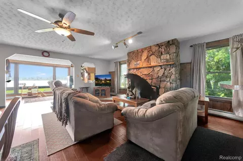 Living - 429 Edgewater, Algonac, MI 48001 photo 1 of 2