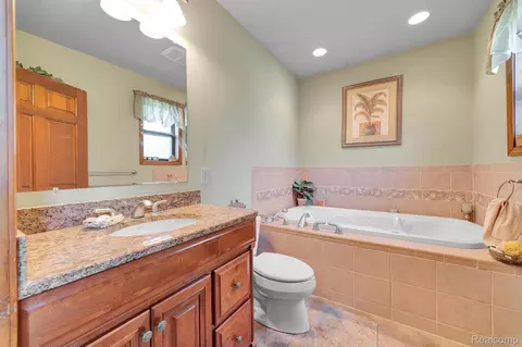Bath - 429 Edgewater, Algonac, MI 48001 photo 2 of 2