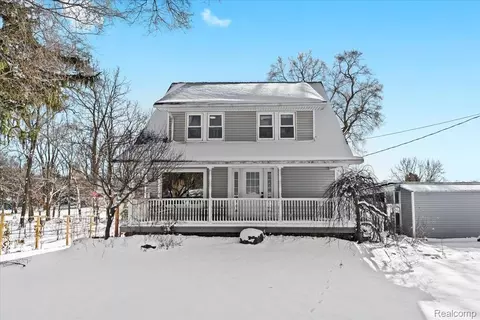 3901 Lone Tree Rd, Milford, MI 48380