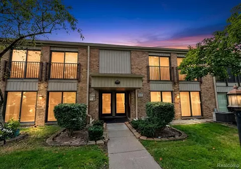 18059 University Park Dr #39, Livonia, MI 48152