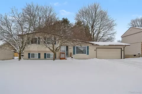 2249 Mattie Lu Dr, Auburn Hills, MI 48326