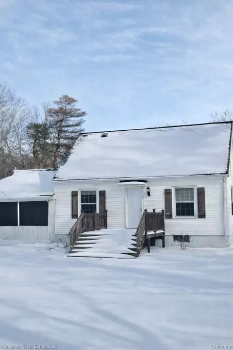 4080 Parker Rd, Fort Gratiot, MI 48059