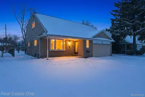2811 Rhodes Dr, Troy, MI 48083