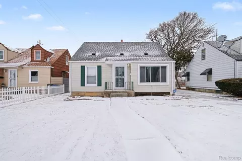 1818 Parkfront Dr, Flint, MI 48504