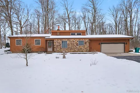 8239 Hill Rd, Swartz Creek, MI 48473