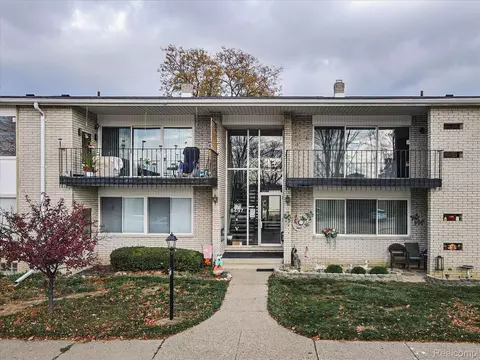 8497 Kennedy Cir #7, Warren, MI 48093