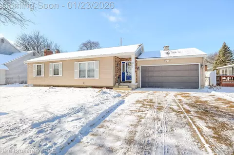 317 Oakwood Dr, Flushing, MI 48433