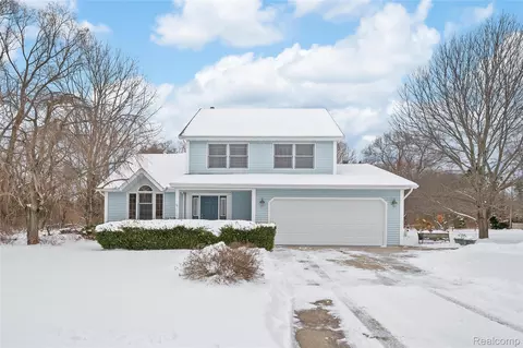 1928 Orchard Dr, Stevensville, MI 49127