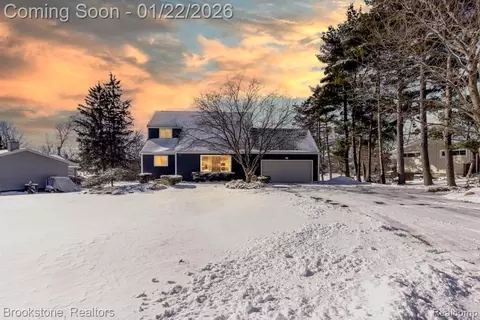 4188 Loch Dr, Highland, MI 48357