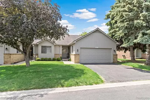 31601 Merriwood Park Dr, Livonia, MI 48152